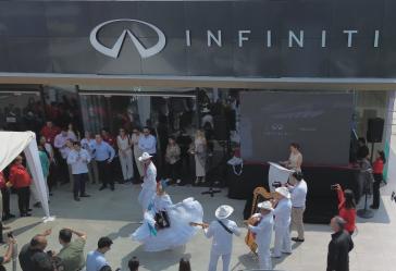 Vista aérea de un grupo jarocho tocando música tradicional durante la inauguración de INFINITI Veracruz.