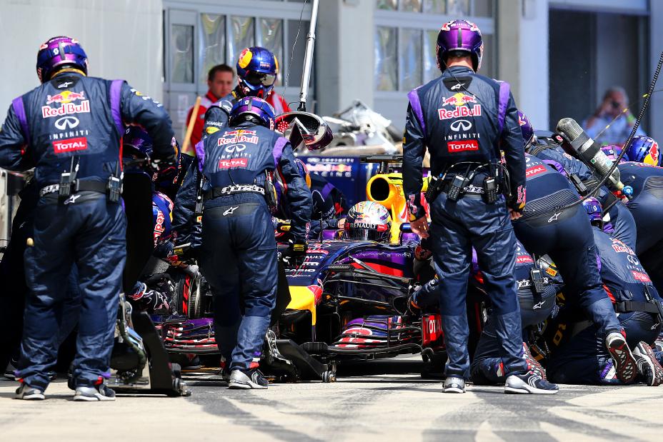 Crew rushing to help service F1 in Austrian Grand Prix Race