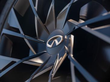 Gros plan sur l’emblème INFINITI au centre de la jante du QX65 Monograph
