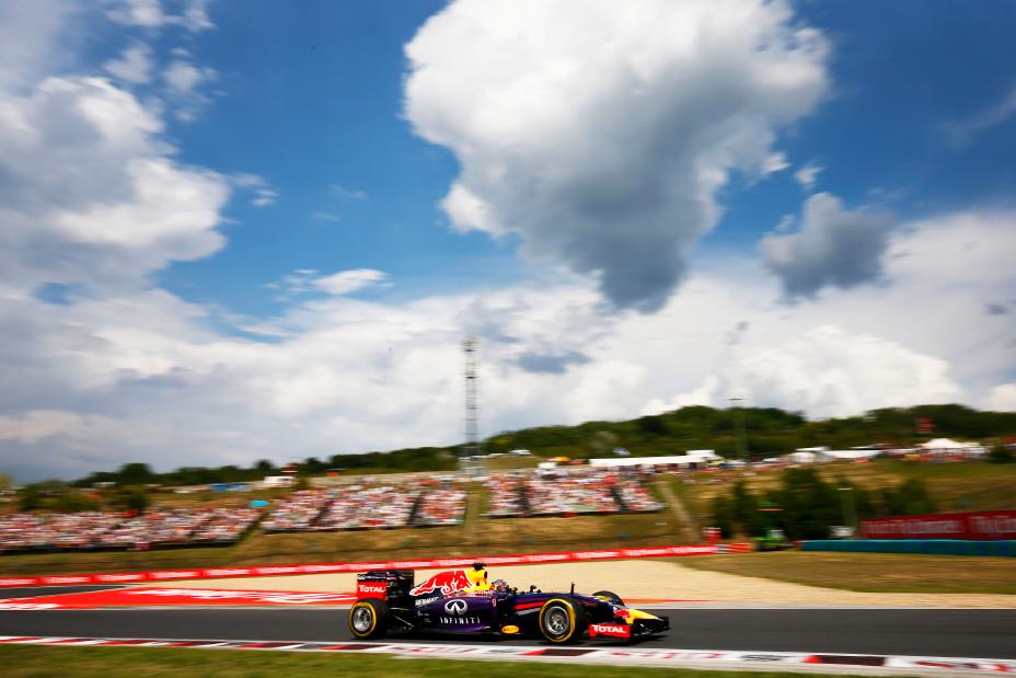 Side view of the Red Bull Infiniti car.