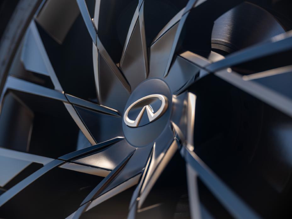 Close up of the INFINITI emblem in the center of the rim on the QX65 Monograph.
