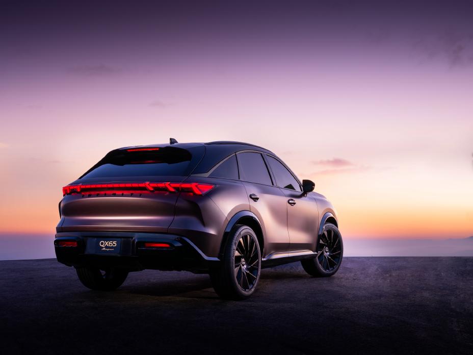 "Angle arrière droit en trois quarts du QX65 Monograph au crépuscule."