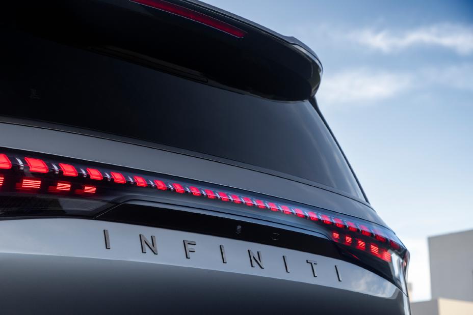Vista trasera de la SUV INFINITI QX80 Autograph estacionada, destacando su diseño elegante y moderno como símbolo de la nueva etapa de la marca.