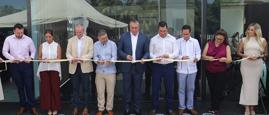 Corte de listón en la inauguración de INFINITI Veracruz con Guillermo Degollado, Carlos Piñero y Rodrigo Centeno, acompañados por ejecutivos de NR Finance y Postventa de NISSAN e INFINITI