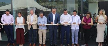 Corte de listón en la inauguración de INFINITI Veracruz con Guillermo Degollado, Carlos Piñero y Rodrigo Centeno, acompañados por ejecutivos de NR Finance y Postventa de NISSAN e INFINITI