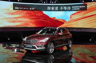 La nueva INFINITI QX50 cuenta con un diseño aerodinámico inspirado en elementos naturales, además, presenta el sistema inteligente AWD, el cual asegura la excelencia de su desempeño, y es la única SUV equipada con un motor V6 NA, el cual provee una gran potencia, facilitando una respuesta rápida y suave en cualquiera de sus especificaciones.