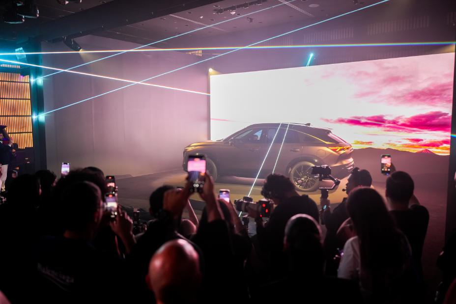 Full-side profile view of the INFINITI QX65 Monograph with audience