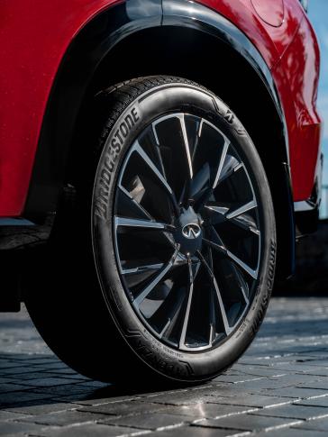 Close up of the wheel on the 2027 INFINITI QX65.