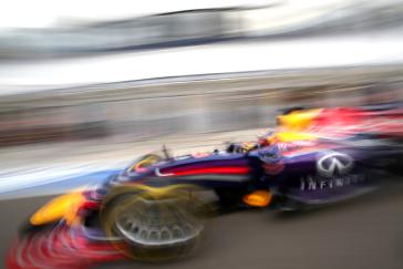 Blurry photo of Infiniti car.