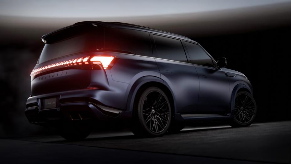 Rear lower angle of the INFINITI QX80 Track Spec, a beam of light appears overhead.