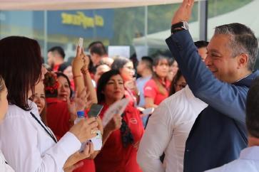 Rodrigo Centeno, Presidente y Director General de Nissan Mexicana e INFINITI México, saluda a los colaboradores de Grupo BANZAI durante la inauguración de INFINITI Veracruz