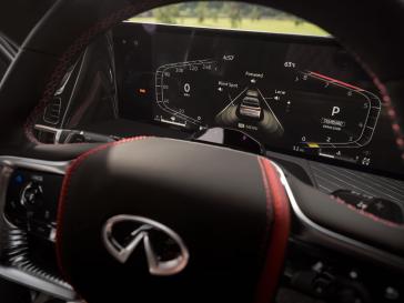 Primer plano del sistema Direct Adaptive Steering en un vehículo INFINITI, mostrando en detalle los componentes y controles asociados a la dirección electrónica.