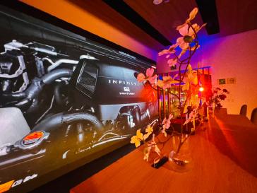 Sala de recepción en INFINITI Universidad, diseñada bajo el concepto Omotenashi, con luz cálida que transmite hospitalidad y confort.