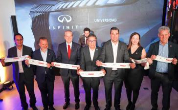 Participantes en el corte de listón de INFINITI Universidad: Guillermo Degollado, Manuel Garrido, Alejandro Casillas y Ana Isabel Ávila Alvarado, en la ceremonia de inauguración.