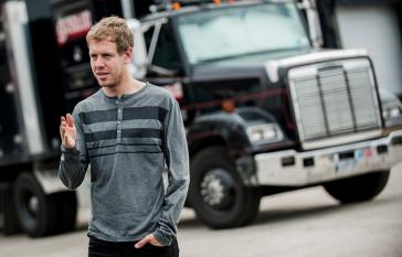 Vettel and Fiona in the INFINITI G37.