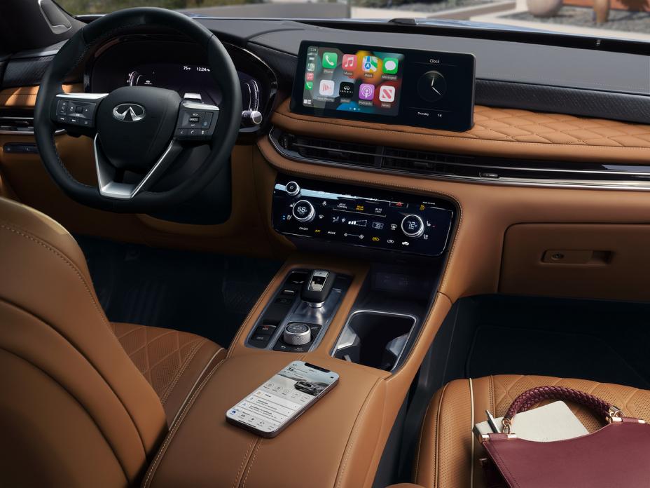 Interior de un vehículo INFINITI con vestiduras de piel capitonadas, acabados premium y sistemas tecnológicos avanzados que destacan el lujo y la innovación del segmento.