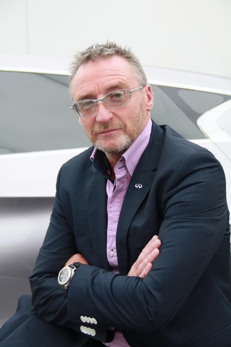 Une photo de Simon Cox croisant les bras