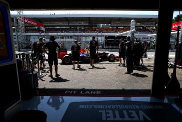 Crew walking to the racecar to do maintenance