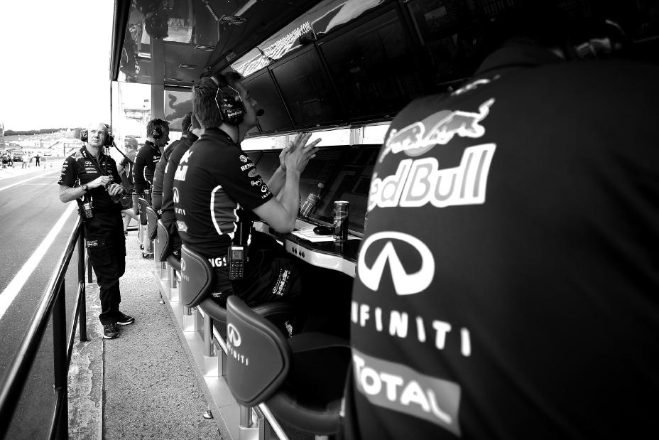 Hungarian Grand Prix: Qualifying- Crew members looking at screens