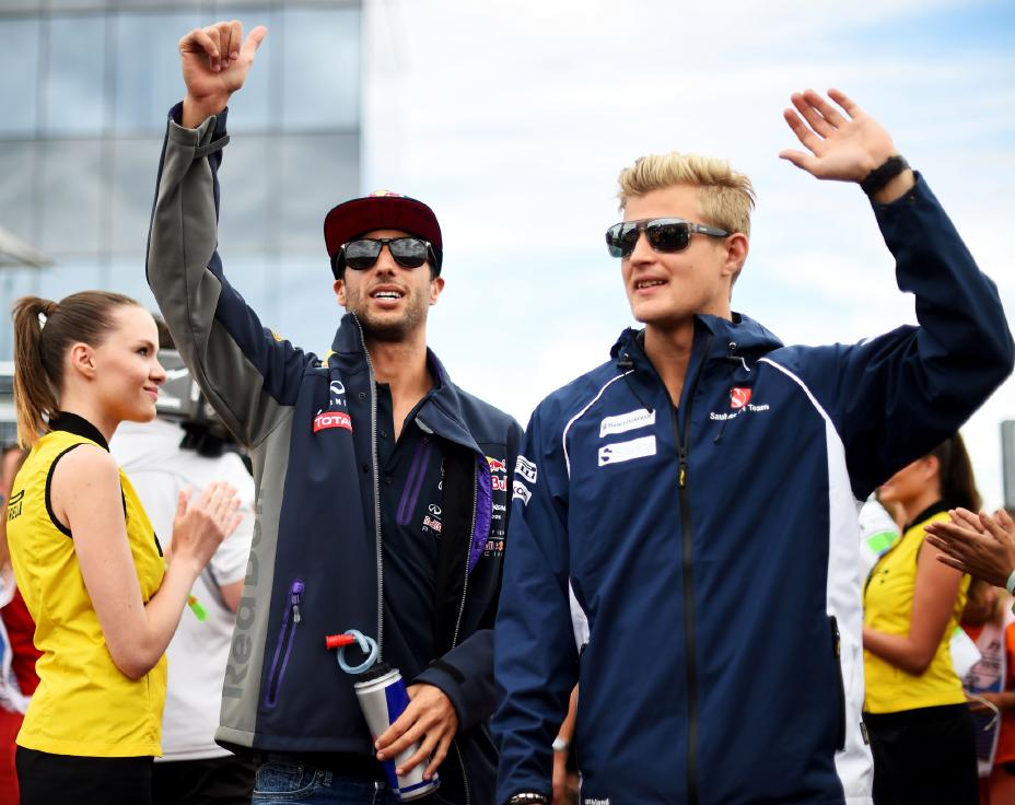 Deux pilotes de course saluant une foule de personnes