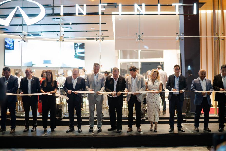 Primer plano del momento en que se corta el listón en la inauguración de INFINITI Hermosillo, con directivos de Grupo Gran Auto, Nissan Mexicana e INFINITI México