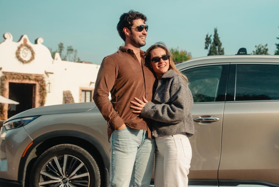 Pareja compartiendo un momento romántico al aire libre junto a una INFINITI QX60 durante una experiencia lifestyle de INFINITI Membership Experience, con la participación del embajador de la marca Eduardo González