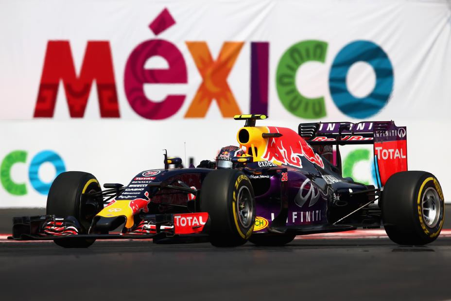 auto de carreras frente a una pancarta de México