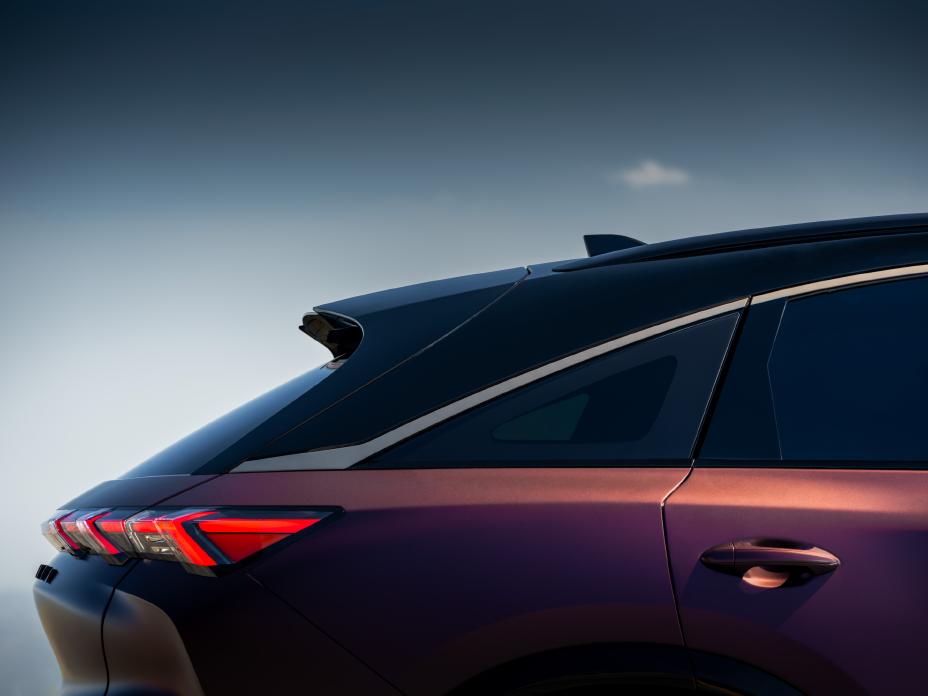 Vue rapprochée de profil du quart arrière du QX65 Monograph au coucher du soleil