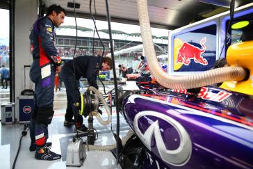 Ricciardo helping his car get ready for the race