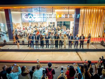 Vista general del corte de listón de la inauguración de INFINITI Hermosillo, encabezada por Luis Edmundo Grijalba Gámez, CEO de Grupo Gran Auto, su esposa y su padre Luis Grijalba, Presidente del Consejo de Gran Auto, junto a Gonzalo Díaz, Gerente General de Grupo Gran Auto; Rodrigo Centeno, Presidente y Director General de Nissan Mexicana e INFINITI México; Guillermo Degollado, Managing Director de INFINITI México, LATAM e Israel; y Claudia Orta, Directora de Ventas de INFINITI, entre otros invitados especiales