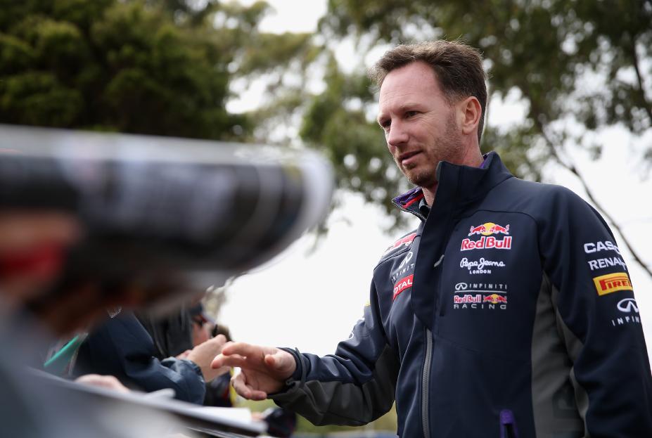 Homme en veste Red Bull saluant les gens.