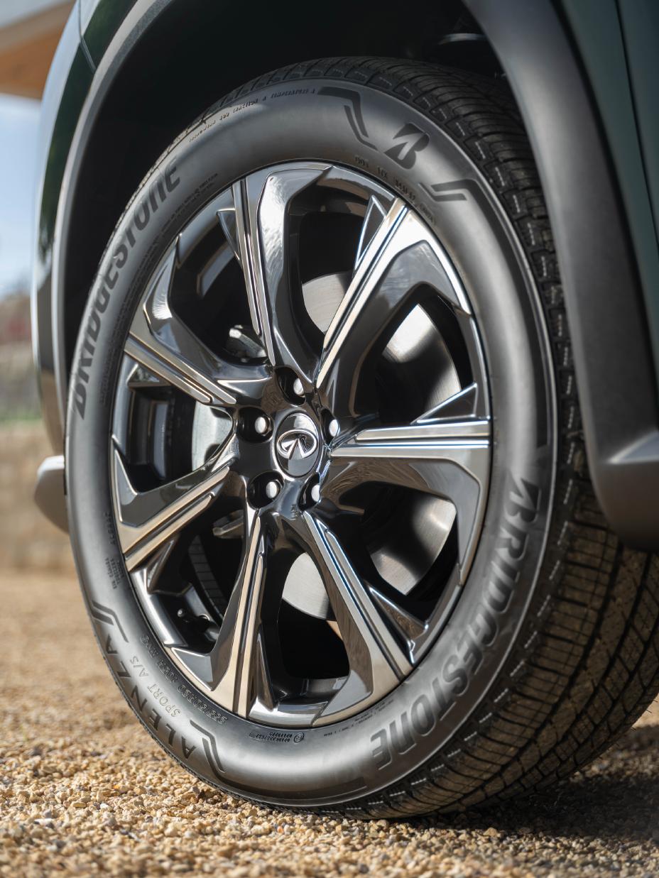 Close up of the wheel on the 2026 INFINITI QX60, the INFINITI symbol is at the center of the rim.