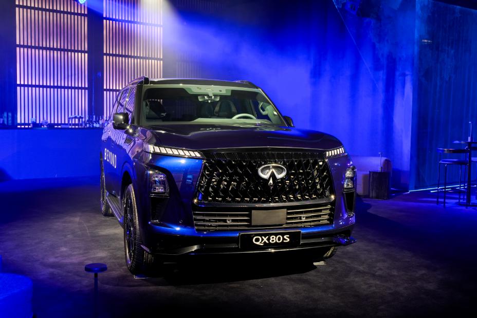 Front profile view of the INFINITI QX80S