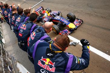 Hungarian Grand Prix: Race- Crew cheering on driver
