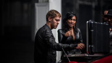 Vettel and Fiona in the INFINITI G37.