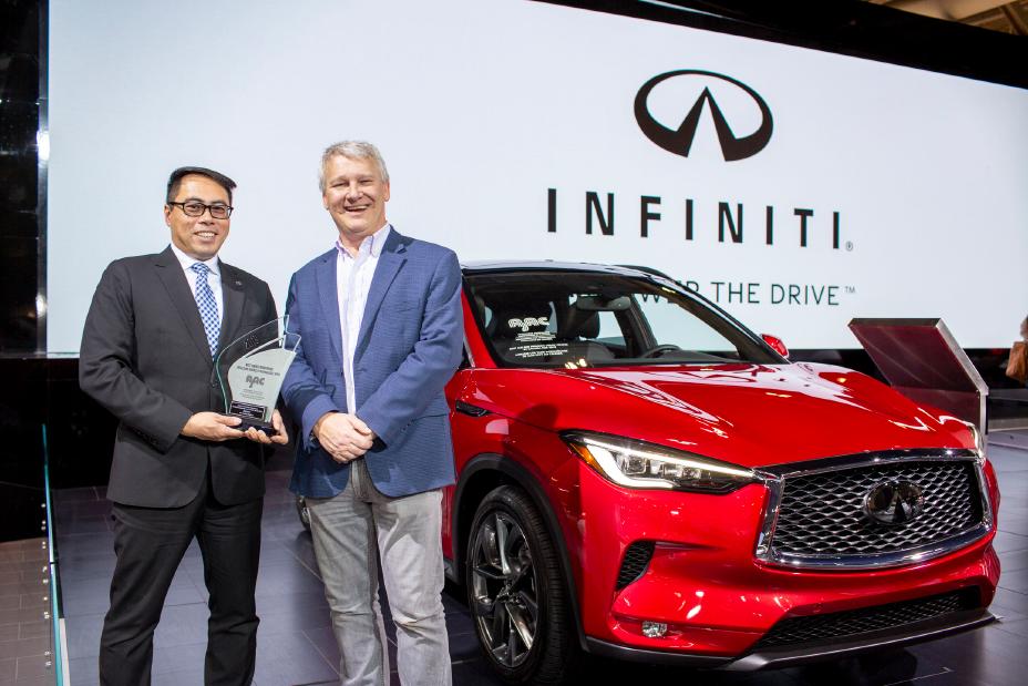 Chad Yee et Mark Richardson acceptant une récompense devant une Infiniti rouge.