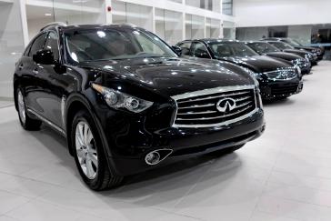 Last night, Allen Childs, President Nissan Canada Inc., Wendy Durward Director of INFINITI Canada, and the Luciani family gathered at an event to celebrate the official grand opening of the largest INFINITI dealership in North America.