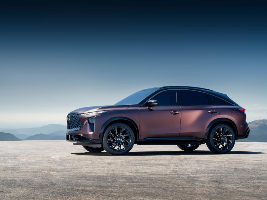 Vue trois quarts avant gauche du QX65 Monograph, avec des montagnes en arrière-plan.