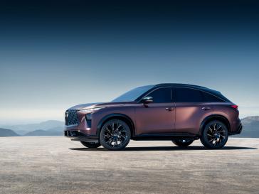 Vue trois quarts avant gauche du QX65 Monograph, avec des montagnes en arrière-plan.