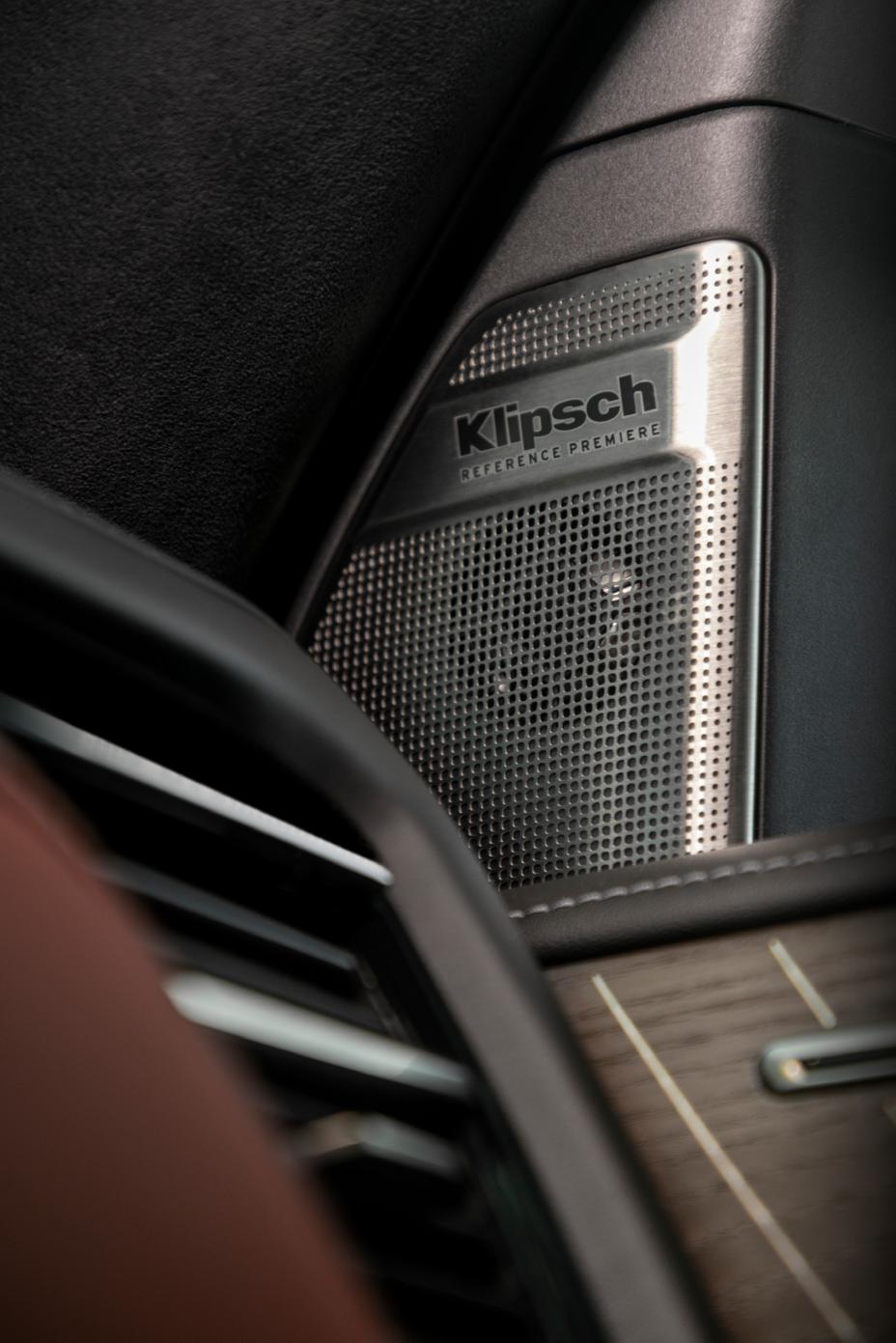 Primer plano del sistema de audio Klipsch en el interior de un vehículo INFINITI, destacando su diseño elegante y tecnología de alta fidelidad."