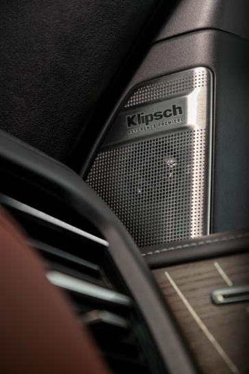 Primer plano del sistema de audio Klipsch en el interior de un vehículo INFINITI, destacando su diseño elegante y tecnología de alta fidelidad."