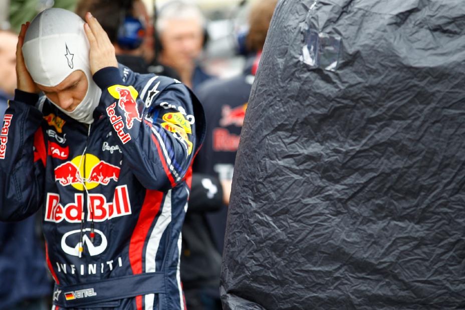 Un homme portant un uniforme de course INFINITI et une cagoule blanche couvrant ses oreilles