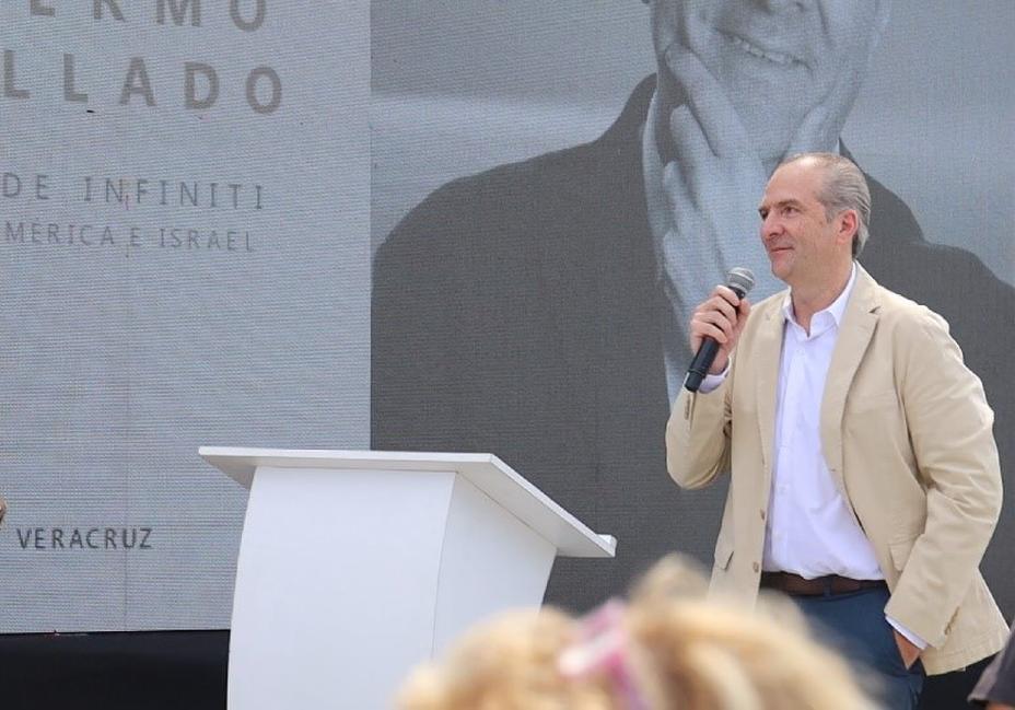 Guillermo Degollado, Managing Director de INFINITI México, LATAM e Israel, pronuncia un discurso dirigido a los colaboradores de Grupo BANZAI durante la inauguración de INFINITI Veracruz.