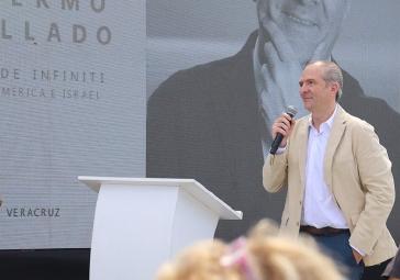 Guillermo Degollado, Managing Director de INFINITI México, LATAM e Israel, pronuncia un discurso dirigido a los colaboradores de Grupo BANZAI durante la inauguración de INFINITI Veracruz.