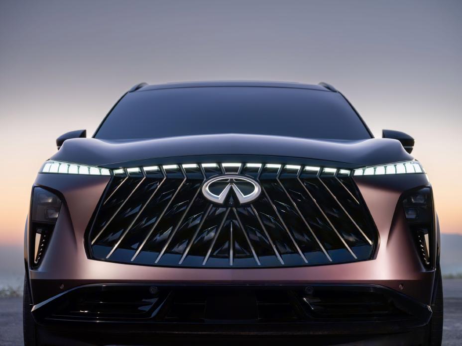 Vue rapprochée de l’avant du QX65 Monograph avec les phares allumés.