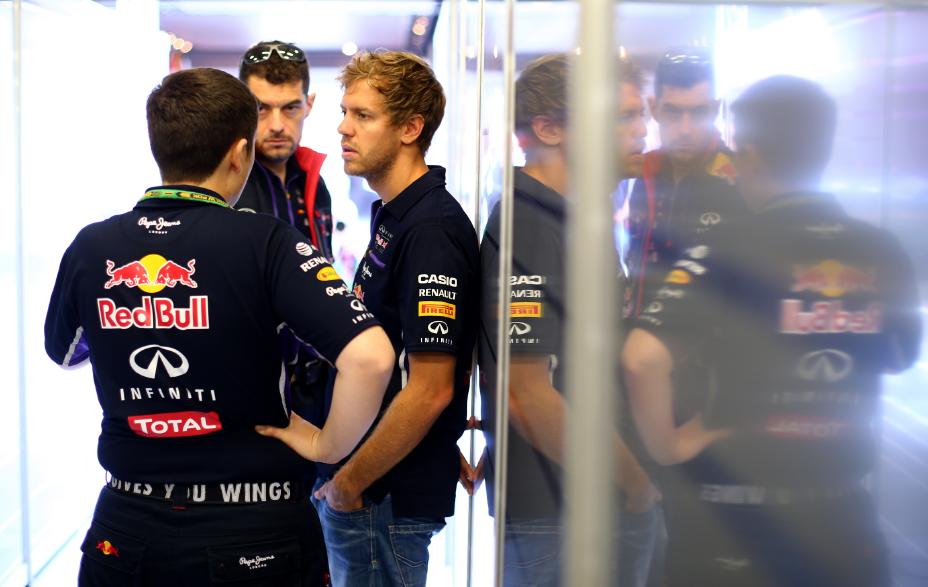 3 INFINITI team members huddled together in a meeting