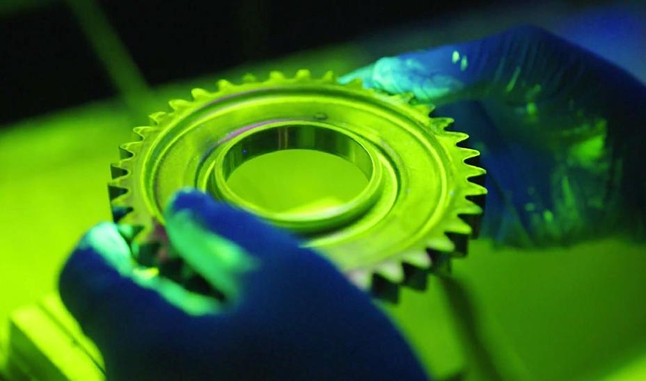 A piece to a F1 car under a green light.