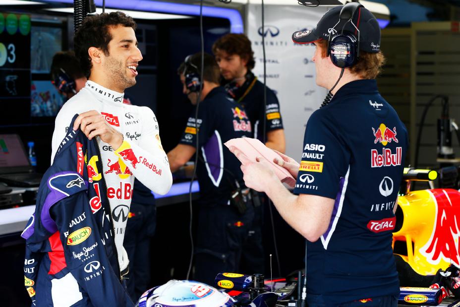Hungarian Grand Prix: Qualifying- Ricciardo and crew member
