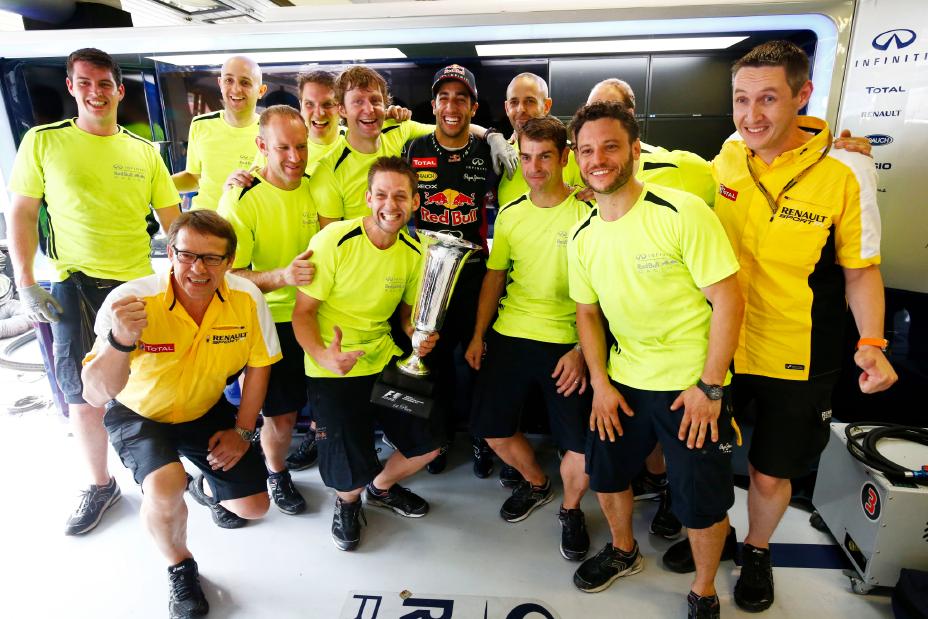 Red Bull F1 team posing with the picture.