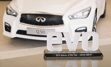 INFINITI Q50 detrás de un trofeo